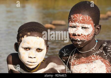 Porträt von zwei surma Jungen mit Gesichts- und Körperbemalung, Kibish, Omo-tal, Äthiopien, Afrika Stockfoto