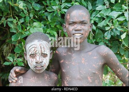 Zwei Surma Jungen mit Gesichts- und Körperbemalung, Kibish, Omo-tal, Äthiopien, Afrika Stockfoto
