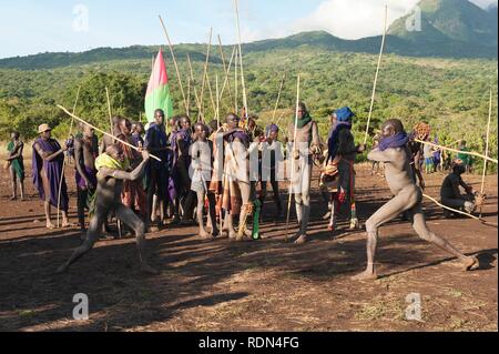 Donga Stick Fighters, Surma Stamm, Tulgit, Omo River Valley, Äthiopien, Afrika Stockfoto