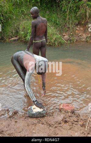 Vor dem Donga stick kämpfen, die surma Krieger ein Body Paint aus Lehm und Mineralien auf ihren Körpern anwenden, surma Stamm Stockfoto