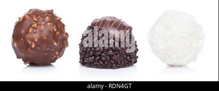 Luxus Schokolade Süßigkeiten mit Haselnüssen und weiße Creme mit Kokosnuss runde Bonbons und dunkle Schokolade Süßigkeiten auf weißen Flocken. Stockfoto