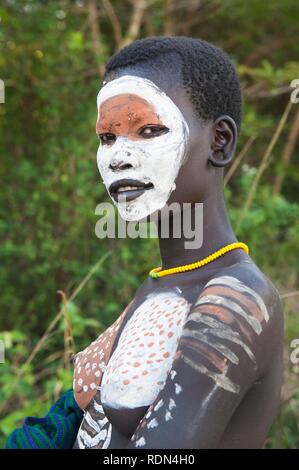 Surma Frau mit Körper Gemälde, Kibish, Omo River Valley, Äthiopien