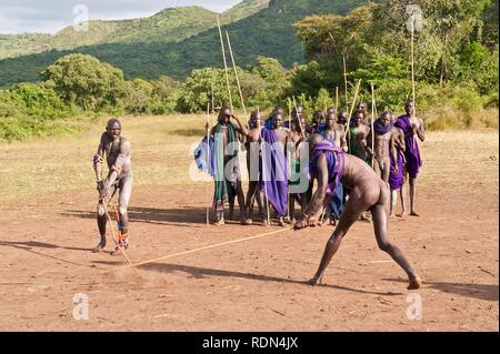 Donga Stick Fighters, Surma Stamm, Tulgit, Omo River Valley, Äthiopien, Afrika Stockfoto