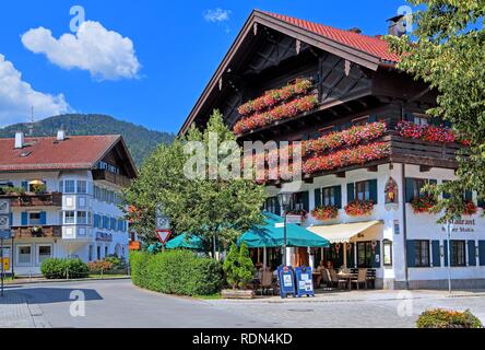 Hotel Wolf mit blume Balkone im Zentrum, Oberammergau Passion Play Village, Ammertal, Ammergauer Alpen, Oberbayern Stockfoto