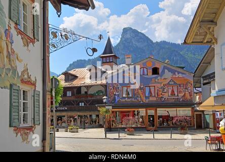 Häuser mit typischen Lüftlmalerei in der Mitte mit dem Kofel 1342 m, Oberammergau Passion Play Village, ammertal Stockfoto