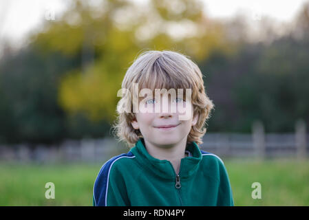 Porträt eines lächelnden Jungen mit einem unscharfen Hintergrund Stockfoto