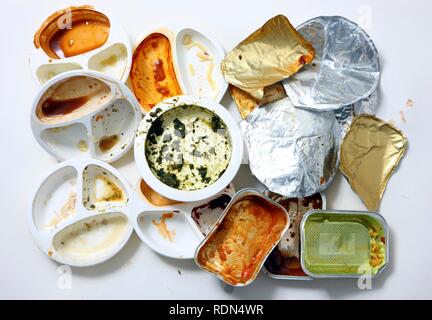 Gebrauchte Verpackung, bleibt der Fertiggerichte, Convenience Food, Kunststoff und Aluminium Papierkorb Stockfoto