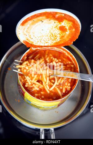 Nacherwärmung ein fertiggericht in eine Blechdose im Wasserbad, Spaghetti Bolognese Stockfoto