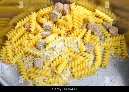 Instant Suppe, Nudelsuppe mit Fleischbällchen Stockfoto