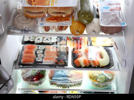 Verschiedene verpackte Mahlzeiten im Kühlschrank Stockfoto