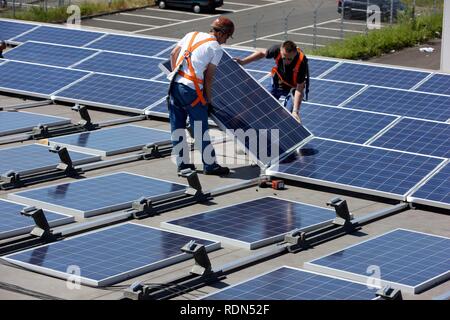 Bau einer großen Photovoltaikanlage auf mehreren Dächern, 16000 Quadratmeter, Gelsenkirchen, Nordrhein-Westfalen Stockfoto