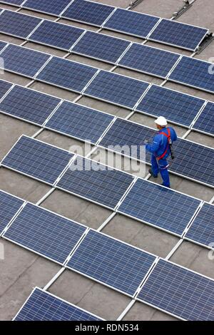 Bau einer großen Photovoltaikanlage auf mehreren Dächern, 16000 Quadratmeter, Gelsenkirchen, Nordrhein-Westfalen Stockfoto