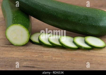 Frisch geschnittenen Zucchini auf einer hölzernen Hintergrund isoliert. Stockfoto