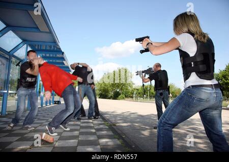 Die Probe, die mobile Task Force der Spezialeinheit der Polizei, die drogendealer während einer Überweisung überwältigt zu werden Stockfoto