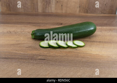 Frisch geschnittenen Zucchini auf einer hölzernen Hintergrund isoliert. Stockfoto