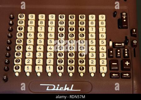 Rechenmaschine, mit mechanische Berechnung, Bedienung per Knopfdruck Stockfoto