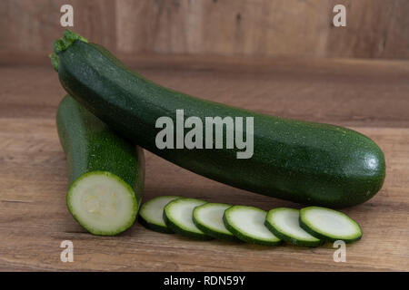 Frisch geschnittenen Zucchini auf einer hölzernen Hintergrund isoliert. Stockfoto