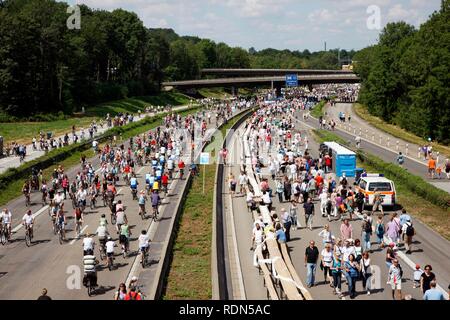 Die duisburg-kaiserberg Kreuzung am Still-Leben Ruhrschnellweg kunst Event auf der Autobahn A40, der größten Veranstaltung der Hauptstadt Stockfoto
