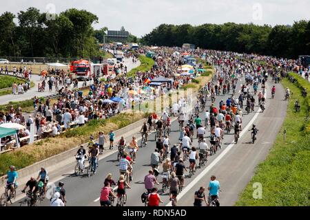 Die duisburg-kaiserberg Kreuzung am Still-Leben Ruhrschnellweg kunst Event auf der Autobahn A40, der größten Veranstaltung der Hauptstadt Stockfoto