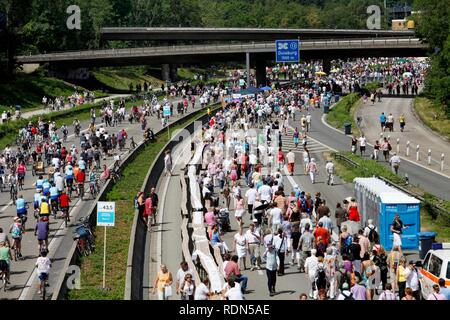 Die duisburg-kaiserberg Kreuzung am Still-Leben Ruhrschnellweg kunst Event auf der Autobahn A40, der größten Veranstaltung der Hauptstadt Stockfoto
