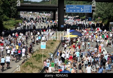 Die duisburg-kaiserberg Kreuzung am Still-Leben Ruhrschnellweg kunst Event auf der Autobahn A40, der größten Veranstaltung der Hauptstadt Stockfoto