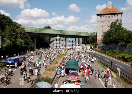 Die duisburg-kaiserberg Kreuzung am Still-Leben Ruhrschnellweg kunst Event auf der Autobahn A40, der größten Veranstaltung der Hauptstadt Stockfoto