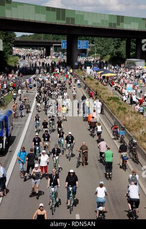 Die duisburg-kaiserberg Kreuzung am Still-Leben Ruhrschnellweg kunst Event auf der Autobahn A40, der größten Veranstaltung der Hauptstadt Stockfoto