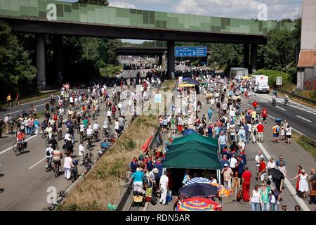 Die duisburg-kaiserberg Kreuzung am Still-Leben Ruhrschnellweg kunst Event auf der Autobahn A40, der größten Veranstaltung der Hauptstadt Stockfoto