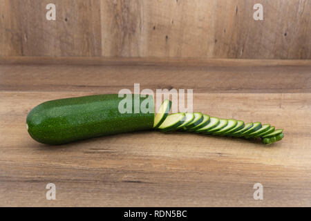 Frisch geschnittenen Zucchini auf einer hölzernen Hintergrund isoliert. Stockfoto