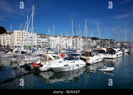 Segelboote in der Marina, dem wichtigsten Hafen, St. Peter Port, Guernsey, Kanalinseln, Europa Stockfoto