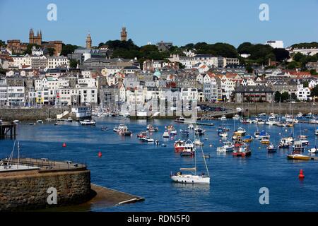 Segelboote in der Marina, dem wichtigsten Hafen, St. Peter Port, Guernsey, Kanalinseln, Europa Stockfoto