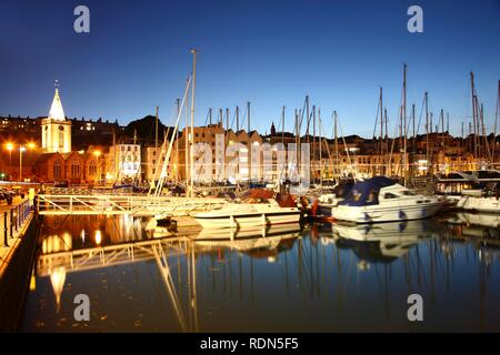Segelboote in der Marina, dem wichtigsten Hafen, St. Peter Port, Guernsey, Kanalinseln, Europa Stockfoto