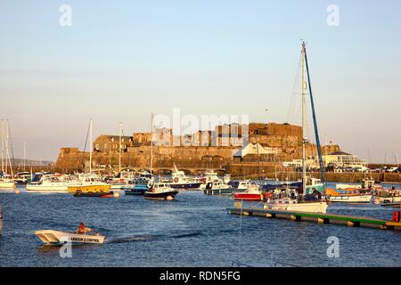 Die Festung von Castle Cornet im Hafen von St. Peter Port, Guernsey, Kanalinseln, Europa Stockfoto