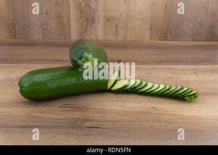 Frisch geschnittenen Zucchini auf einer hölzernen Hintergrund isoliert. Stockfoto