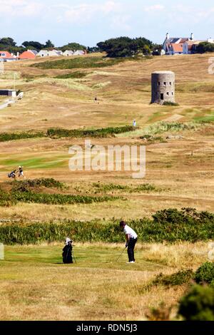 Royal Guernsey Golf Club, Martello-türme, Wachtürme und Wehrtürme im 17. Jahrhundert erbaut, neben der Fairways, bei Stockfoto