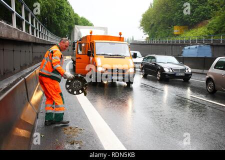 Mitarbeiter des Dortmunder Landstraße Wartung auf der Straße patrouillieren, NRW-Verkehrsministerium, Autobahn A40 oder Ruhrschnellweg Stockfoto