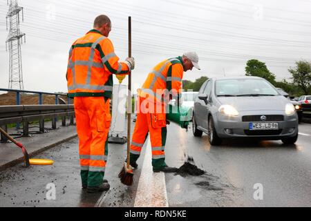 Mitarbeiter des Dortmunder Landstraße Wartung auf der Straße patrouillieren, NRW-Verkehrsministerium, Autobahn A40 oder Ruhrschnellweg Stockfoto