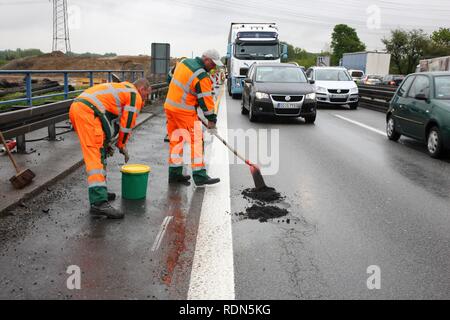 Mitarbeiter des Dortmunder Landstraße Wartung auf der Straße patrouillieren, NRW-Verkehrsministerium, Autobahn A40 oder Ruhrschnellweg Stockfoto
