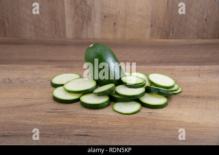 Frisch geschnittenen Zucchini auf einer hölzernen Hintergrund isoliert. Stockfoto