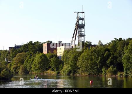 Ruderboot auf der Ruhr in Essen-Ueberruhr, stillgelegten Welle tower Schacht Heinrich der ehemaligen Zeche Heinrich, Essen Stockfoto