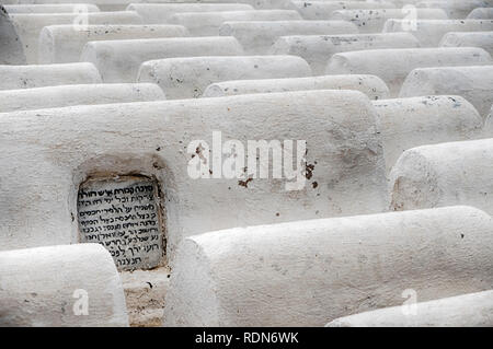 FES, Marokko - Oktober 19, 2018: Der jüdische Friedhof in Fes, Marokko ist mit Reihen von weißen Gräbern gefüllt. Stockfoto