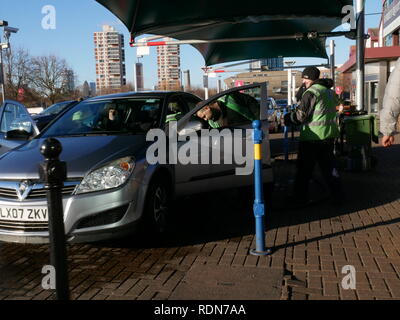 Männer Valet ein Auto neben Surrey Quays Einkaufszentrum, Canada Water, London. Stockfoto