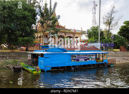 Buddhistische Tempel und Reismarkt gestelzt Shop für arme Menschen in schwimmenden Dorf in den Tonle Sap See. Kampong Phluk, Siem Reap, Kambodscha, Asien Stockfoto