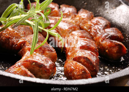 Gegrillte Würstchen in der Pfanne Stockfoto