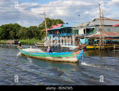 Die lokalen Fischer in einem Fischerboot Häuser auf Stelzen in schwimmenden Dorf in den Tonle Sap See. Kampong Phluk, Siem Reap, Kambodscha, Asien Stockfoto