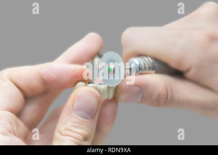 Medizinische Zahntechniker arbeiten an prothetischen im Labor Stockfoto