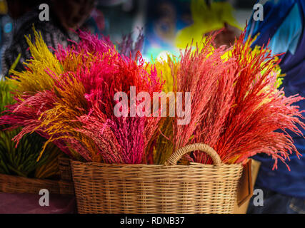 Getrocknete Blumen in der Jute Warenkorb Stockfoto