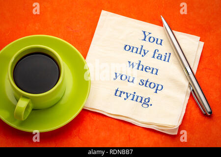 Sie nur, wenn Sie versuchen, Stopp - inspirational Handschrift auf eine Serviette mit Kaffee Stockfoto