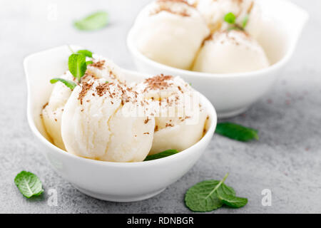 Vanilleeis mit geriebener Schokolade und Minze Stockfoto