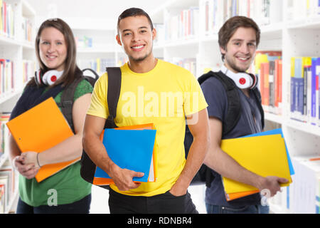 Studenten Schüler junge Menschen Studien Bibliothek Bildung lächelt glücklich Lernen Stockfoto